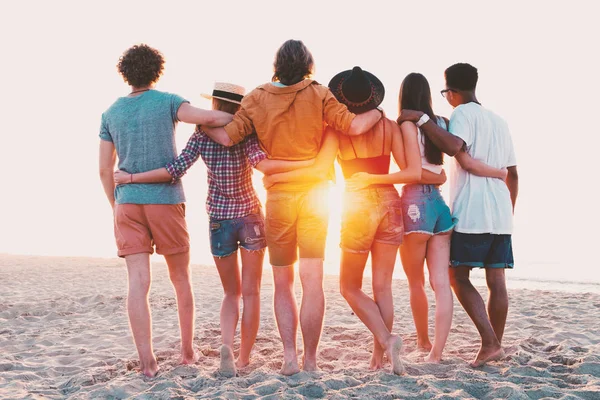Grupo de amigos felizes se divertindo na praia do oceano — Fotografia de Stock