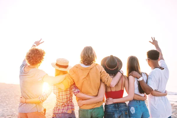 Grupo de amigos felizes se divertindo na praia do oceano — Fotografia de Stock