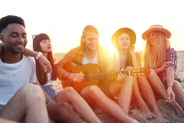 Gelukkig groep van vriend partij gelet op het strand — Stockfoto