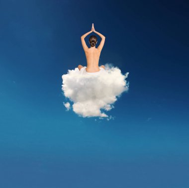 Genç kız bir bulut üzerinde yoga uygulamaları