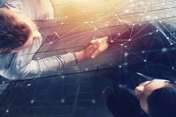 Handshaking persona de negocios en la oficina con efecto de red. concepto de trabajo en equipo y asociación. doble exposición —  Fotos de Stock