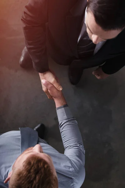 Handshaking business person in office. concept of teamwork and partnership — Stock Photo, Image