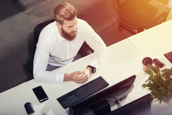 Homme d'affaires dans le bureau connecté sur le réseau Internet. concept de start-up — Photo