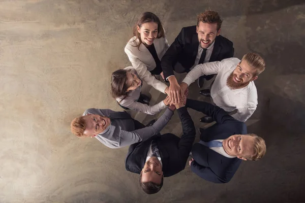 Les gens d'affaires mettent leurs mains ensemble. Concept d'intégration, de travail d'équipe et de partenariat — Photo