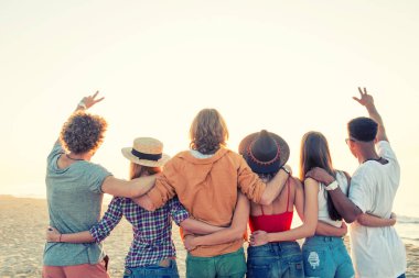 Mutlu arkadaşlar eğlenmeye ocean beach adlı grup