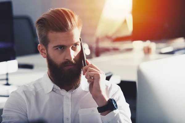 Uomo d'affari che parla al telefono in ufficio — Foto Stock