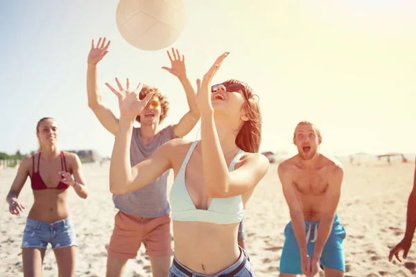 Grupa przyjaciół, grając w siatkówkę na plaży — Zdjęcie stockowe