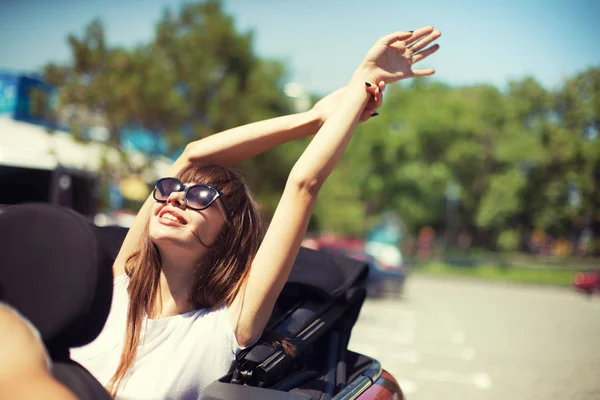 Mujer joven en cabriolet coche sale para las vacaciones de verano — Foto de Stock