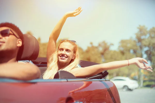 Junge Frau im Cabrio fährt in die Sommerferien — Stockfoto