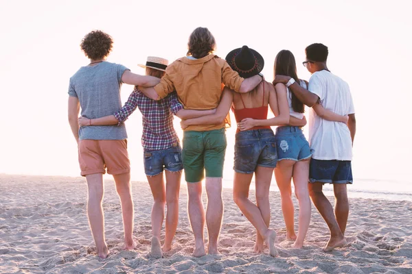 Groupe d'amis heureux s'amuser à la plage de l'océan — Photo