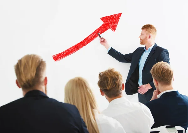 El empresario elabora estadísticas positivas de su empresa durante una reunión de formación. Concepto de éxito — Foto de Stock