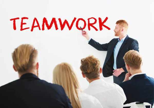 Empresario en la oficina explicar algo sobre el trabajo en equipo en una reunión de formación — Foto de Stock
