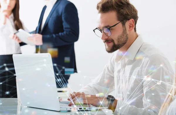 Homme d'affaires dans le bureau connecté sur le réseau Internet. concept de start-up — Photo