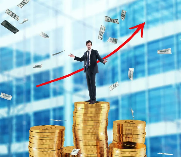 Empresário desenha flecha crescente de estatísticas da empresa sobre uma pilha de dinheiro — Fotografia de Stock