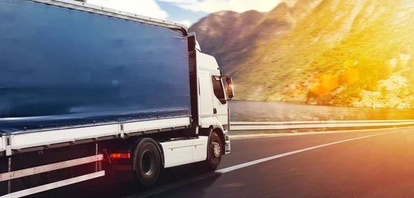 Camion correre veloce sulla strada per consegnare — Foto Stock