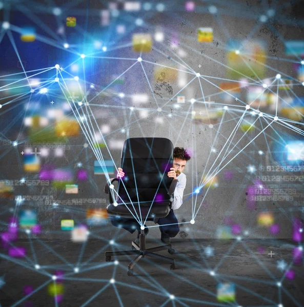 Empresário atrás da cadeira tem medo da tecnologia da internet — Fotografia de Stock