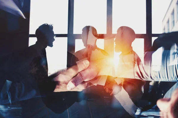 Een zakenman die zijn hand schudt. concept van teamwerk en partnerschap. Dubbele blootstelling — Stockfoto