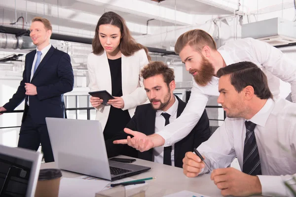 Les gens d'affaires dans le bureau connecté sur le réseau Internet. concept de start-up — Photo