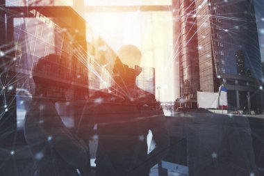 İş adamları Office Internet ağ etkileri ile birlikte çalışır. Takım çalışması ve ortaklık kavramı. Çift pozlama