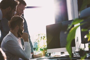 Ofisteki iş adamları internet ağına bağlandı. Girişim şirketi konsepti