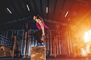 Atletik kız atlama egzersizleri spor salonunda boks