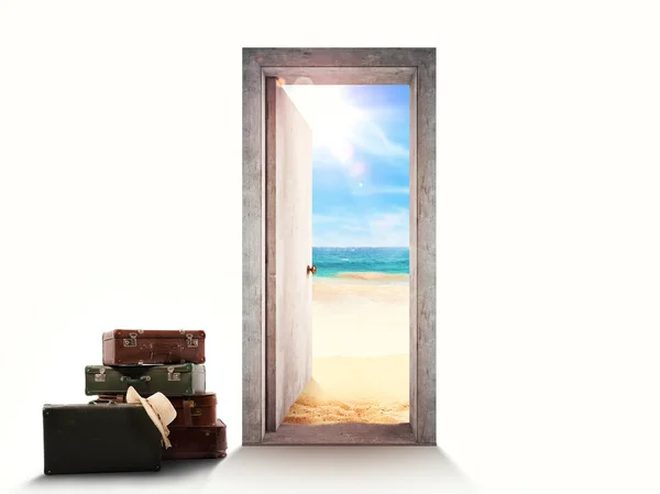 Deur op witte achtergrond leidt naar het strand met bagage op de grond. — Stockfoto