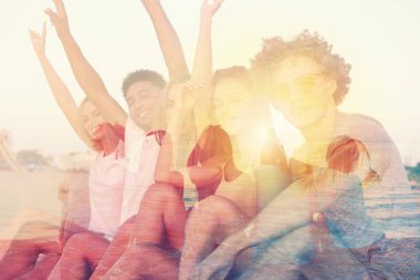 Mutlu arkadaşlar eğlenmeye ocean beach adlı grup. Çift pozlama