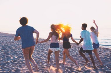 Mutlu arkadaşlar eğlenmeye ocean beach adlı grup