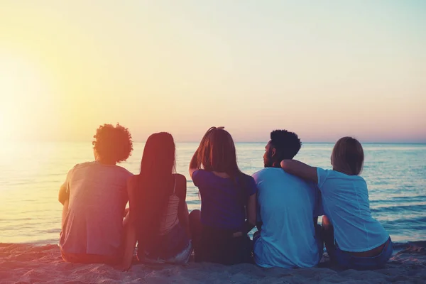 Grupo de amigos felizes relaxando na praia — Fotografia de Stock