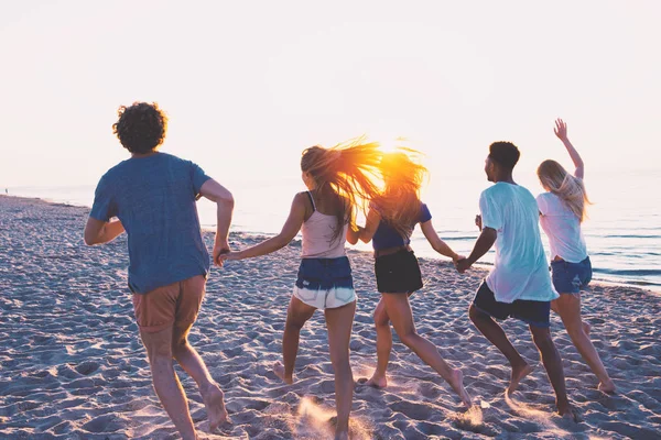 Grupa przyjaciół happy zabawy w ocean plaża — Zdjęcie stockowe