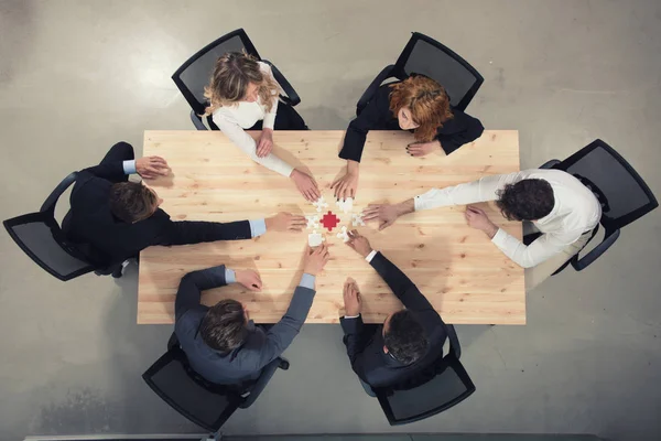 Trabajo en equipo de socios. Concepto de integración y puesta en marcha con piezas de rompecabezas — Foto de Stock