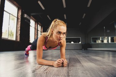 Sarışın kız bir spor salonunda egzersiz