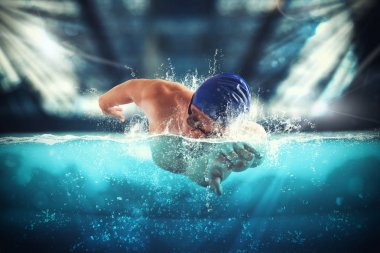 Atlet bir mavi derin havuzunda yüzüyor