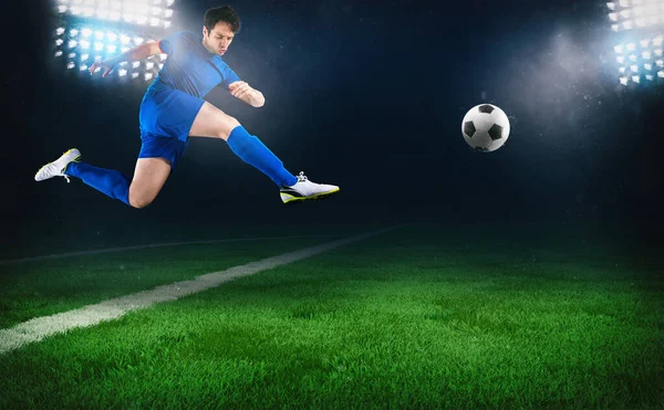 Scena futbolowa w nocy mecz z piłkarzem biegnie kopać piłkę na stadionie — Zdjęcie stockowe
