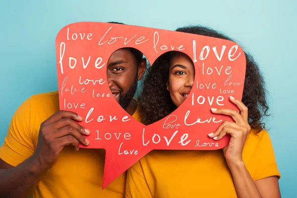 Casal são felizes porque recebe corações na rede social — Fotografia de Stock