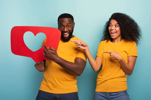 Casal são felizes porque recebe corações na rede social — Fotografia de Stock