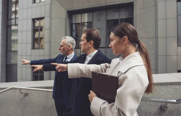 Het zakenteam wijst ver. Concept van toekomst, succes, vastberadenheid, prestatie, partnerschap, teamwork en startup. — Stockfoto