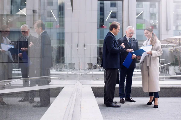 Zakenmensen die buiten samenwerken. concept van teamwork en partnerschap. — Stockfoto