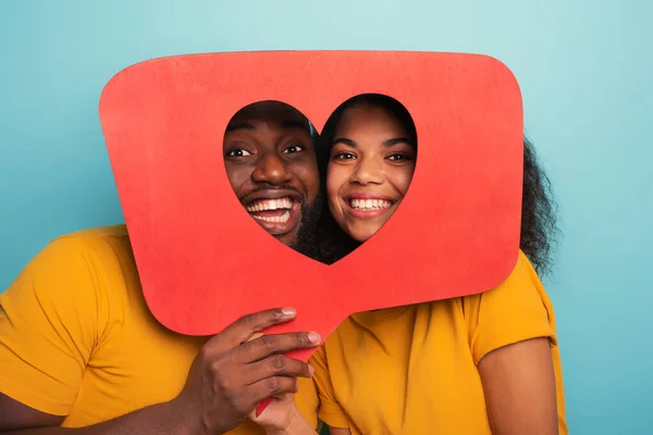 Casal são felizes porque recebe corações na rede social — Fotografia de Stock