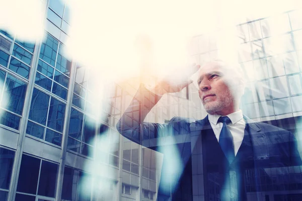 Chefe de negócios, olhe bem. Conceito de futuro, sucesso, determinação, realização. Dupla exposição — Fotografia de Stock