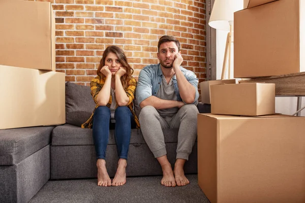 Confused couple of having to move and arrange all the packages. Concept of success, delusion, change and future — Stock Photo, Image