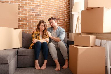 Karışık bir çift taşınmak ve tüm paketleri düzenlemek zorunda kalıyor. Başarı, yanılsama, değişim ve gelecek kavramı