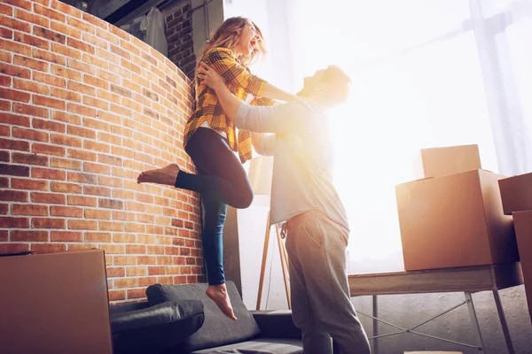 Pareja feliz tiene que moverse y organizar todos los paquetes. Concepto de éxito, cambio, positividad y futuro —  Fotos de Stock