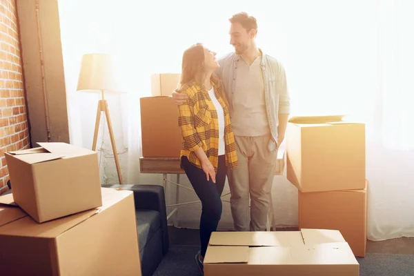 Coppia felice devono muoversi e organizzare tutti i pacchetti. Concetto di successo, cambiamento, positività e futuro — Foto Stock