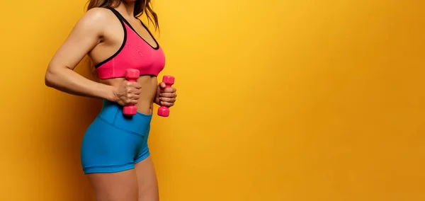 Addestramento femminile con manubrio. bandiera di colore giallo — Foto Stock