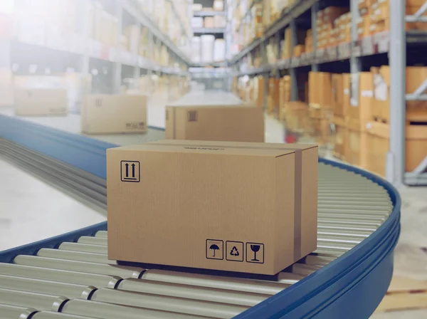 Kartonnen dozen op transportrollen klaar voor verzending per koerier voor distributie. — Stockfoto