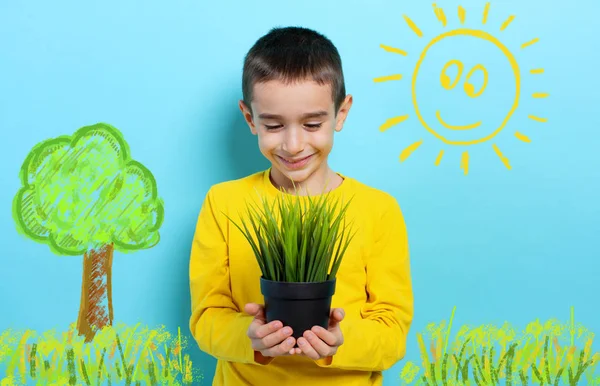 Το χαρούμενο παιδί κρατάει ένα μικρό δέντρο έτοιμο να φυτευτεί. Έννοια της αναδάσωσης — Φωτογραφία Αρχείου