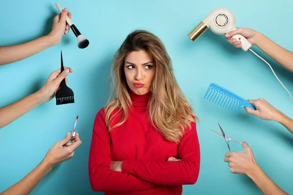 Γυναίκα σκέφτεται να κάνει μακιγιάζ και το στυλ των μαλλιών. Έννοια της ομορφιάς και της μόδας — Φωτογραφία Αρχείου