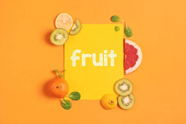 Склад цитрусових, апельсинових, лимонних і ківі на жовтому тлі — стокове фото