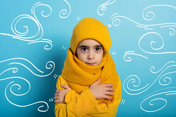 Dziecko zakrywa się, żeby się nie przeziębić. Tło cyjanu — Zdjęcie stockowe